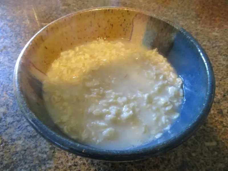 A bowl of softened rolled oats, the base for overnight oats.